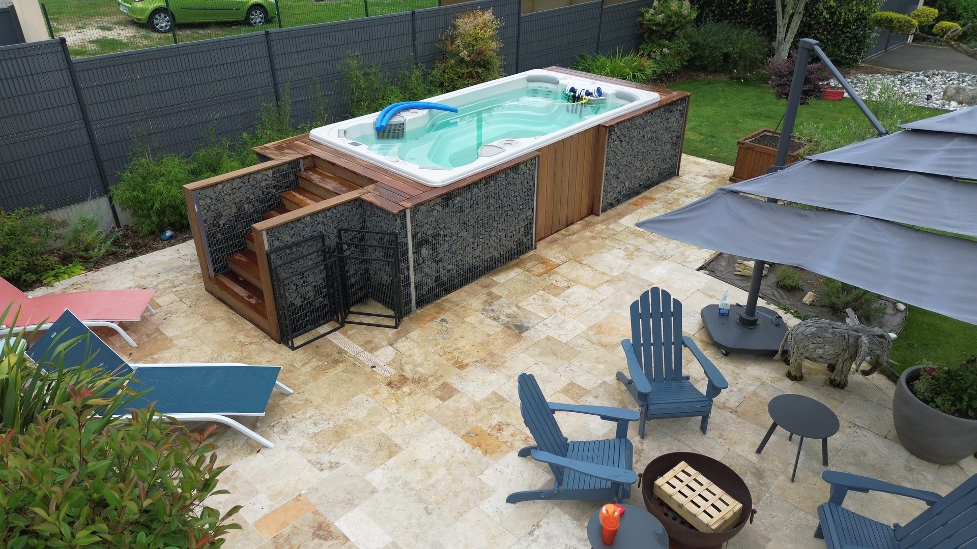 Contour de piscine