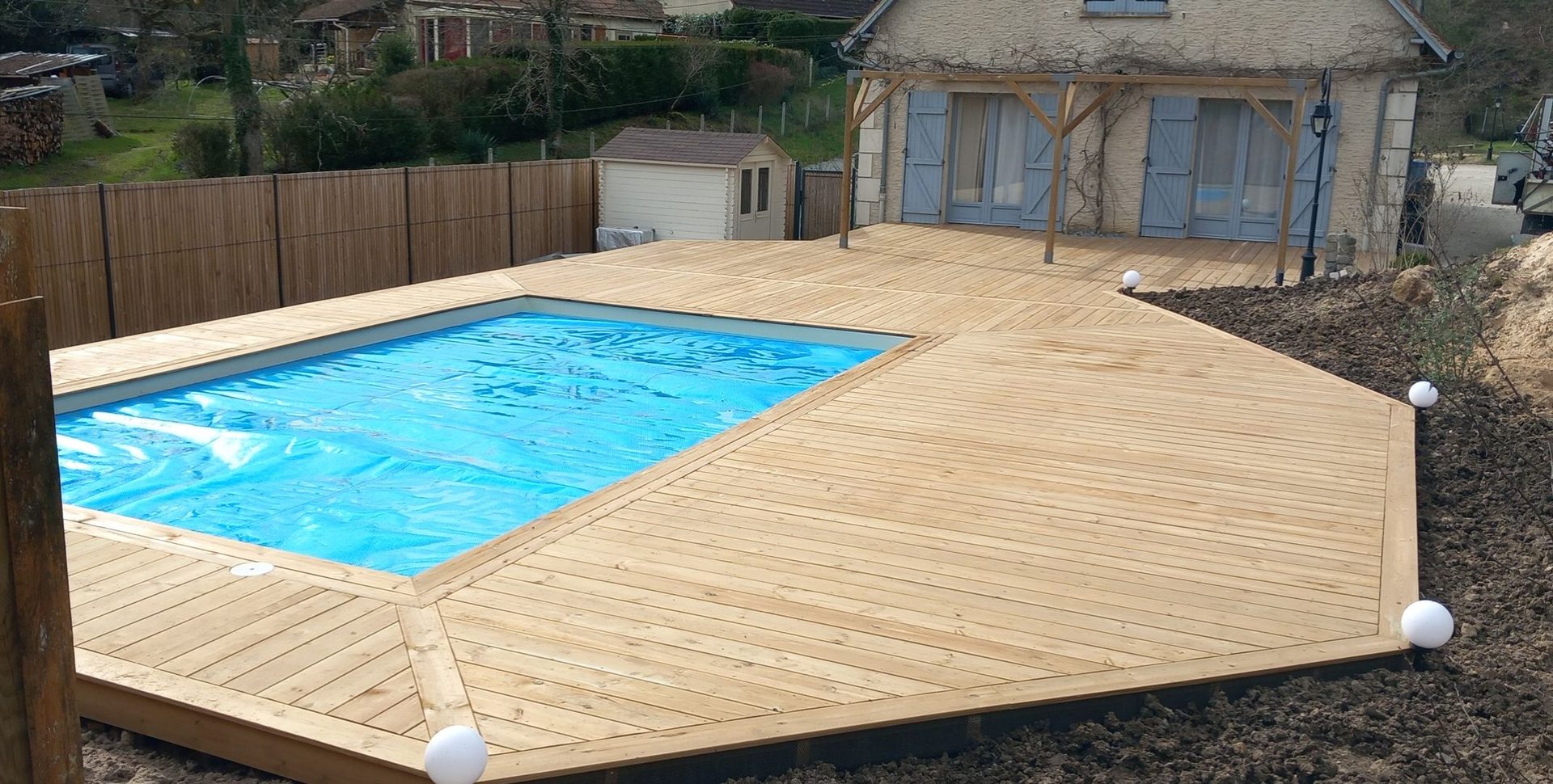 Contour de piscine