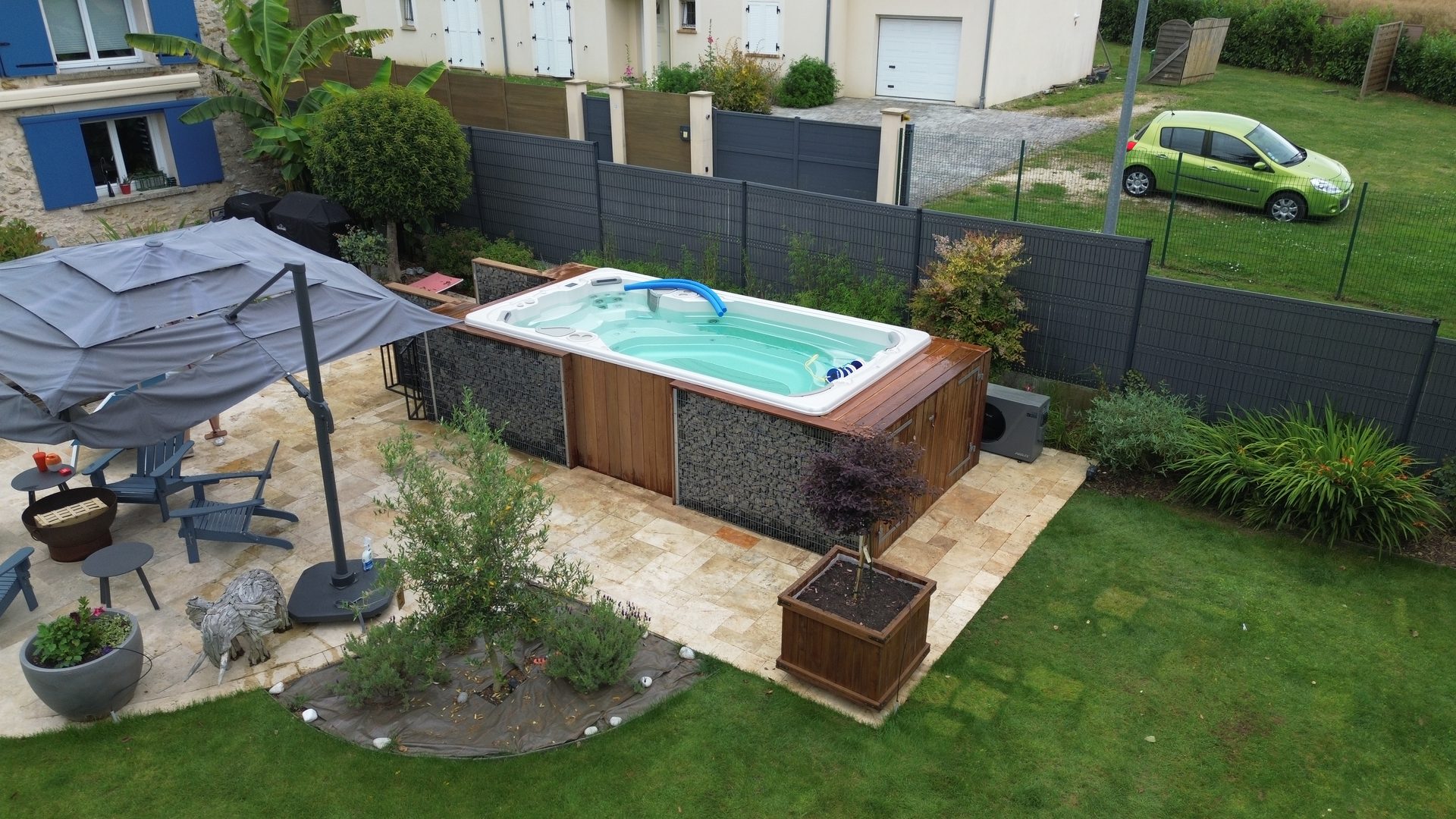 Contour de piscine