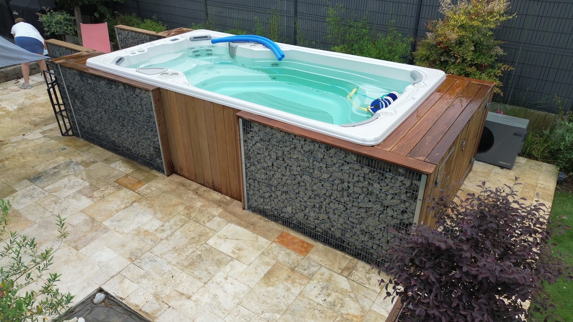Contour de piscine