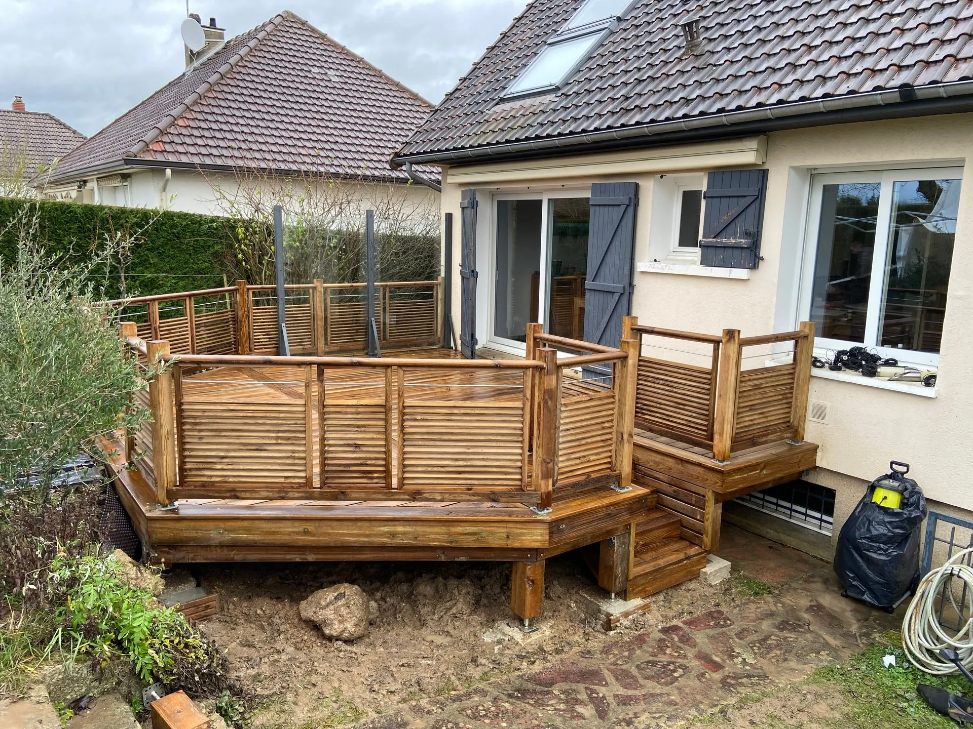Pose terrasse composite Terrasteel — Main Verte