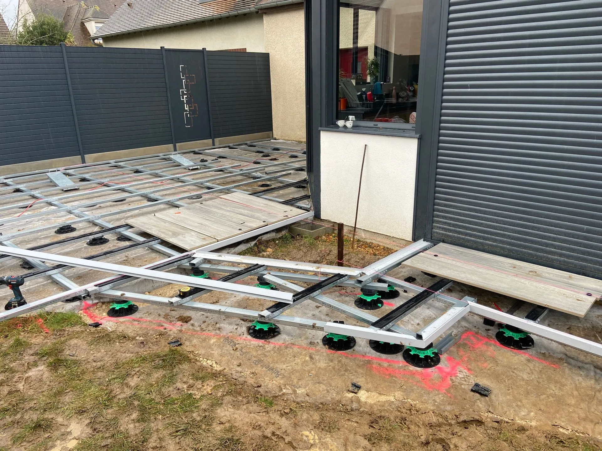 Pose terrasse composite Terrasteel — Main Verte